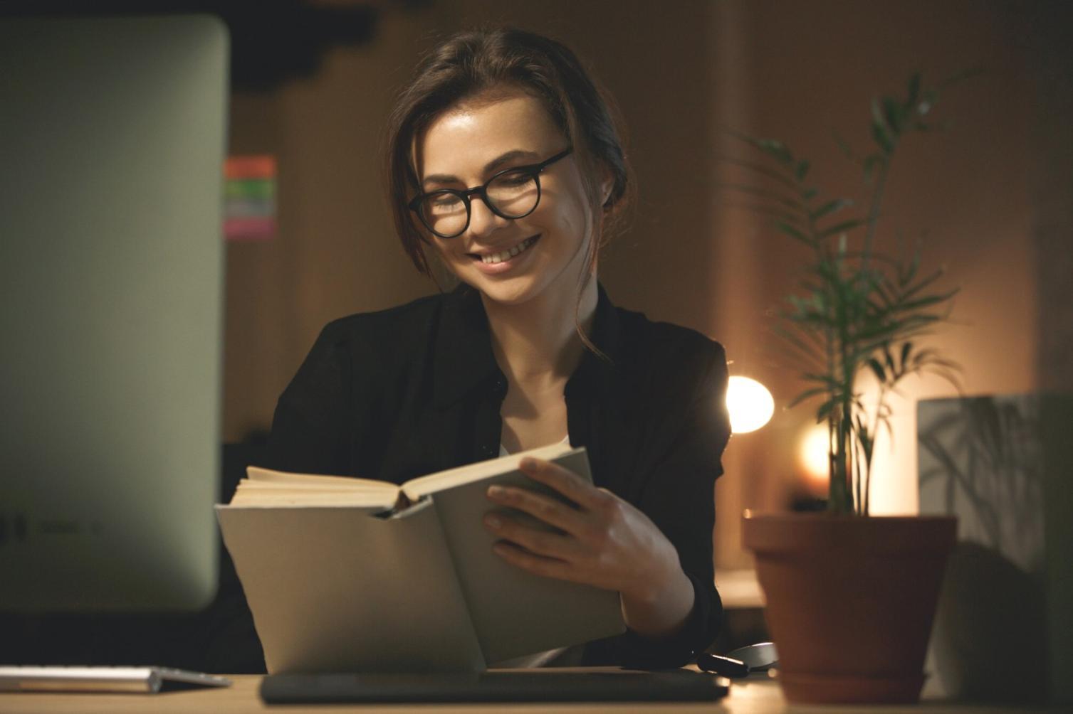 Professionelle Budgetanalyse mit Dokumenten und Berechnungen auf einem Schreibtisch