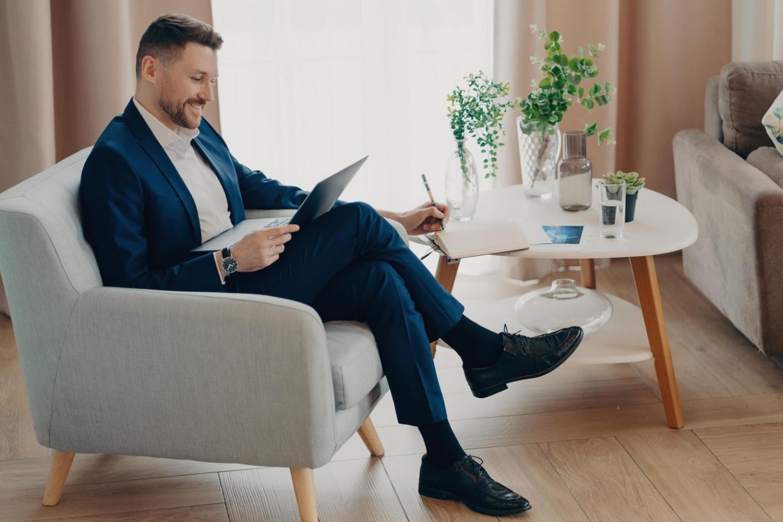 Professioneller Arbeitsplatz mit moderner Technologie für Finanzplanung